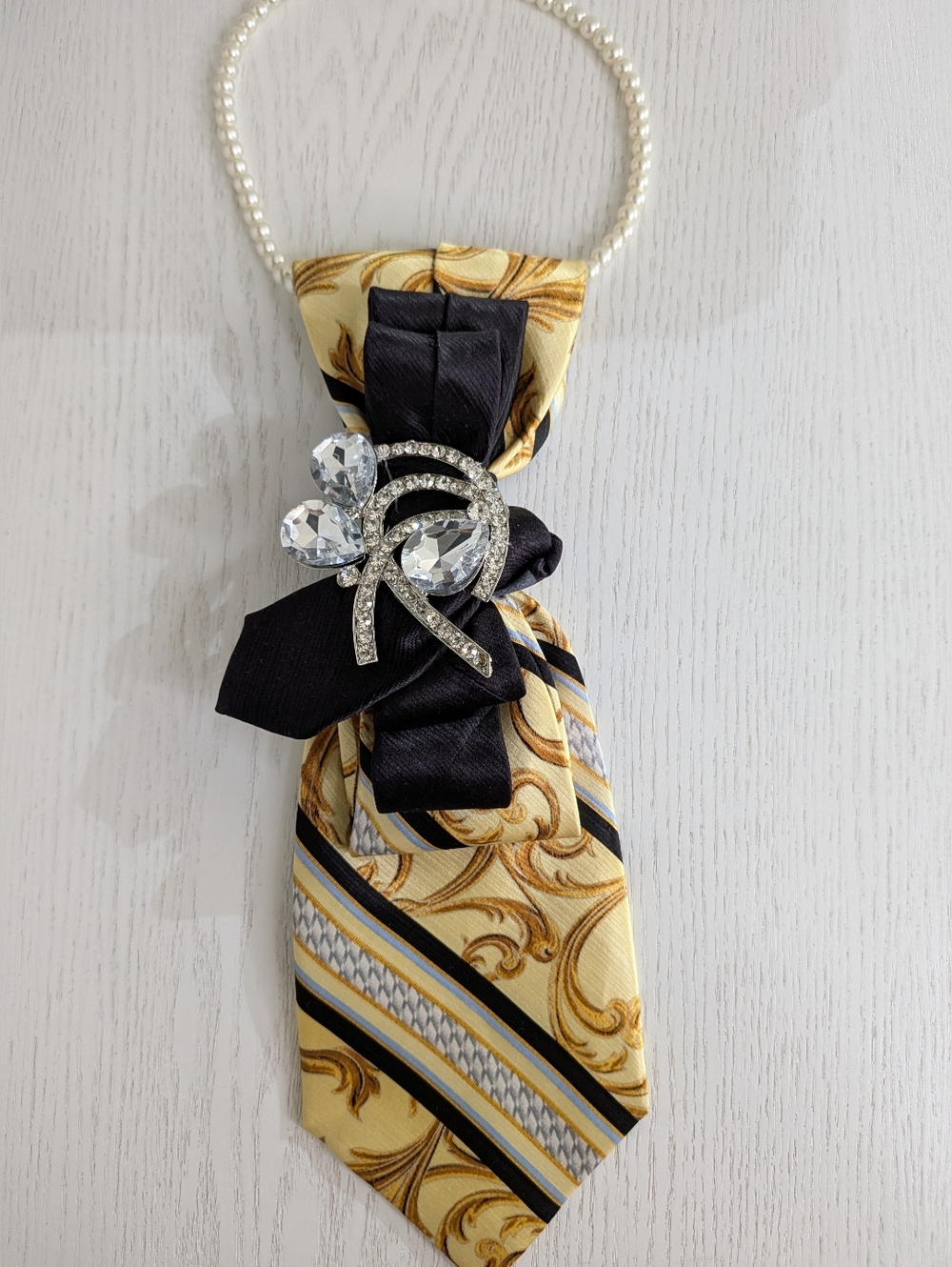 Elegant Pearl Necklace with Gold-Patterned Silk Bow Accent
